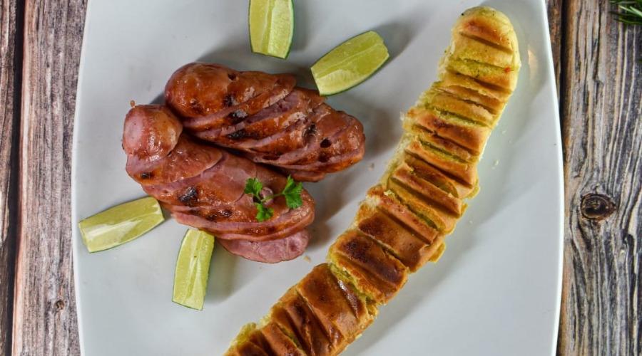 2 LINGUIÇAS NA BRASA COM PÃO DE ALHO NO LUKAS RESTAURANTE